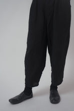 Load image into Gallery viewer, 041 - Basic Balloon Pants in linen
